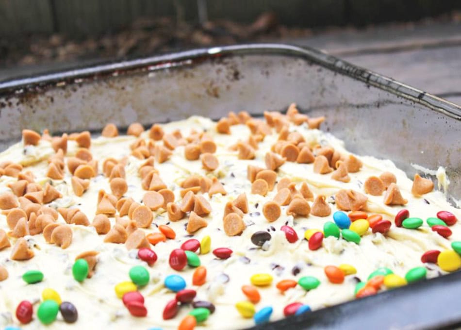 making easy cookie bars.